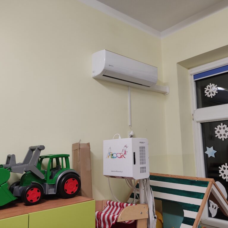 Jednostka wewnętrzna klimatyzacji profesjonalnie zamontowana na ścianie.