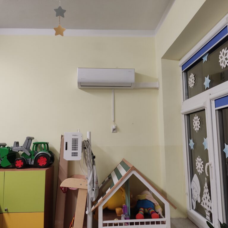 Nowoczesny klimatyzator ścienny zainstalowany w pomieszczeniu.