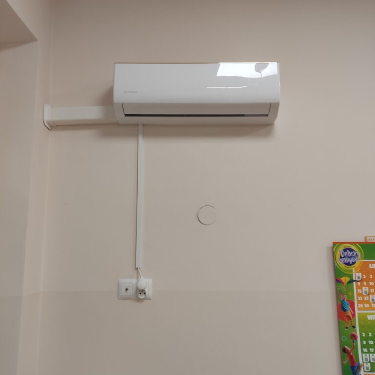 Schludnie zainstalowana jednostka klimatyzacji wewnątrz budynku.