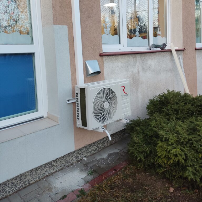 Jednostka klimatyzacji harmonijnie wkomponowana w przestrzeń ściany.