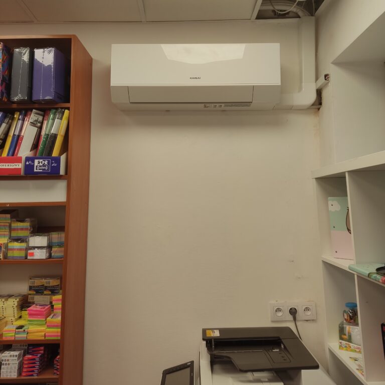 Elegancka linia obudowy jednostki wewnętrznej klimatyzacji.