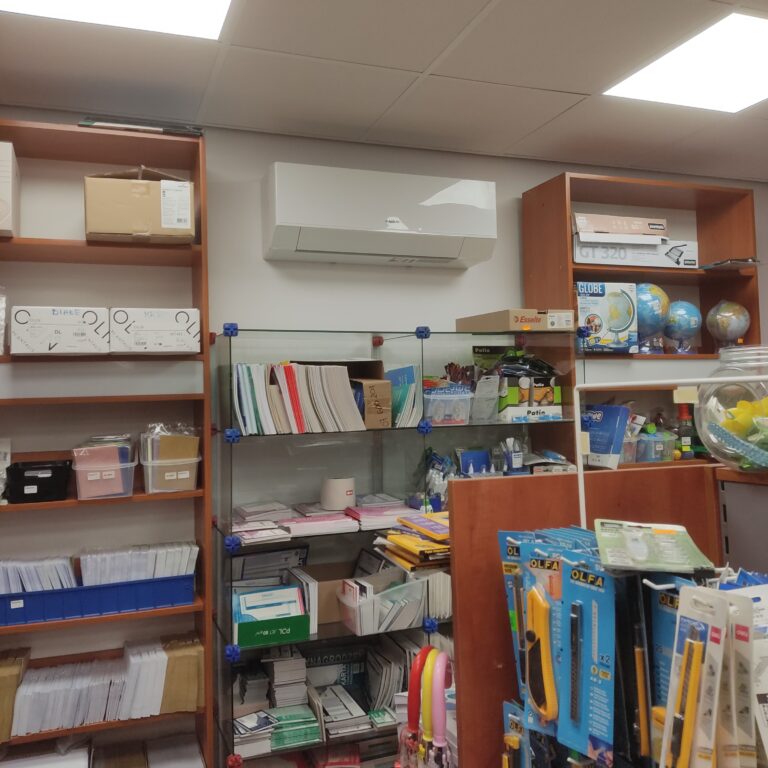 Klimatyzator o unikalnym kształcie, zamontowany na ścianie.