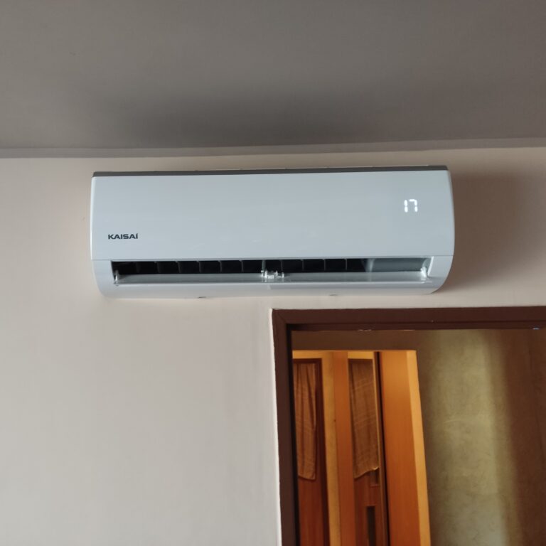Dyskretny klimatyzator zamontowany w mniej widocznym miejscu.