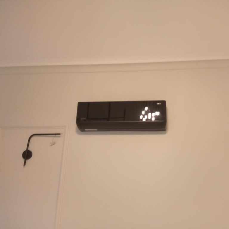 Klimatyzator ścienny w ujęciu prezentującym jakość i precyzję instalacji.